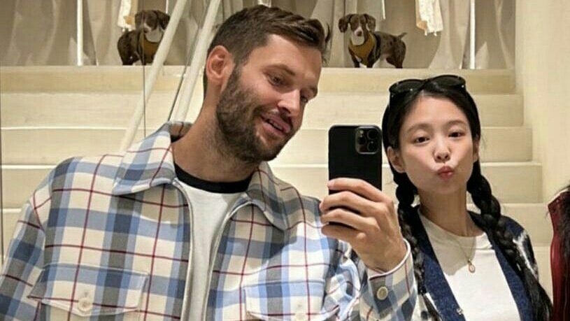 jacquemvse's tweet photo. my favourite duo ☆ jennie and simon jacquemus https://t.co/Xv1or9bJWq