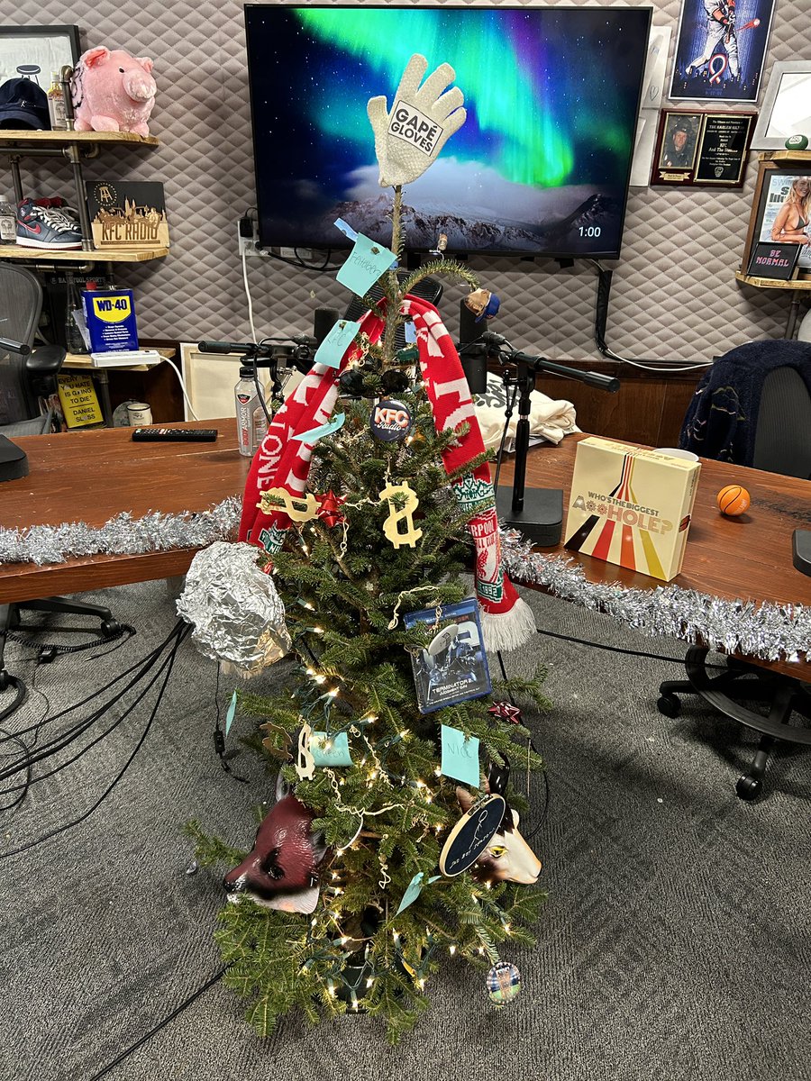 KFC on Twitter "The KFCradio Christmas Tree, complete with the high fashion GapΓ¨ Gloves. π₯π₯π₯"