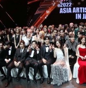 seonho_daily's tweet photo. kim seonho 🤝 han sohee https://t.co/puD3QfTPU3