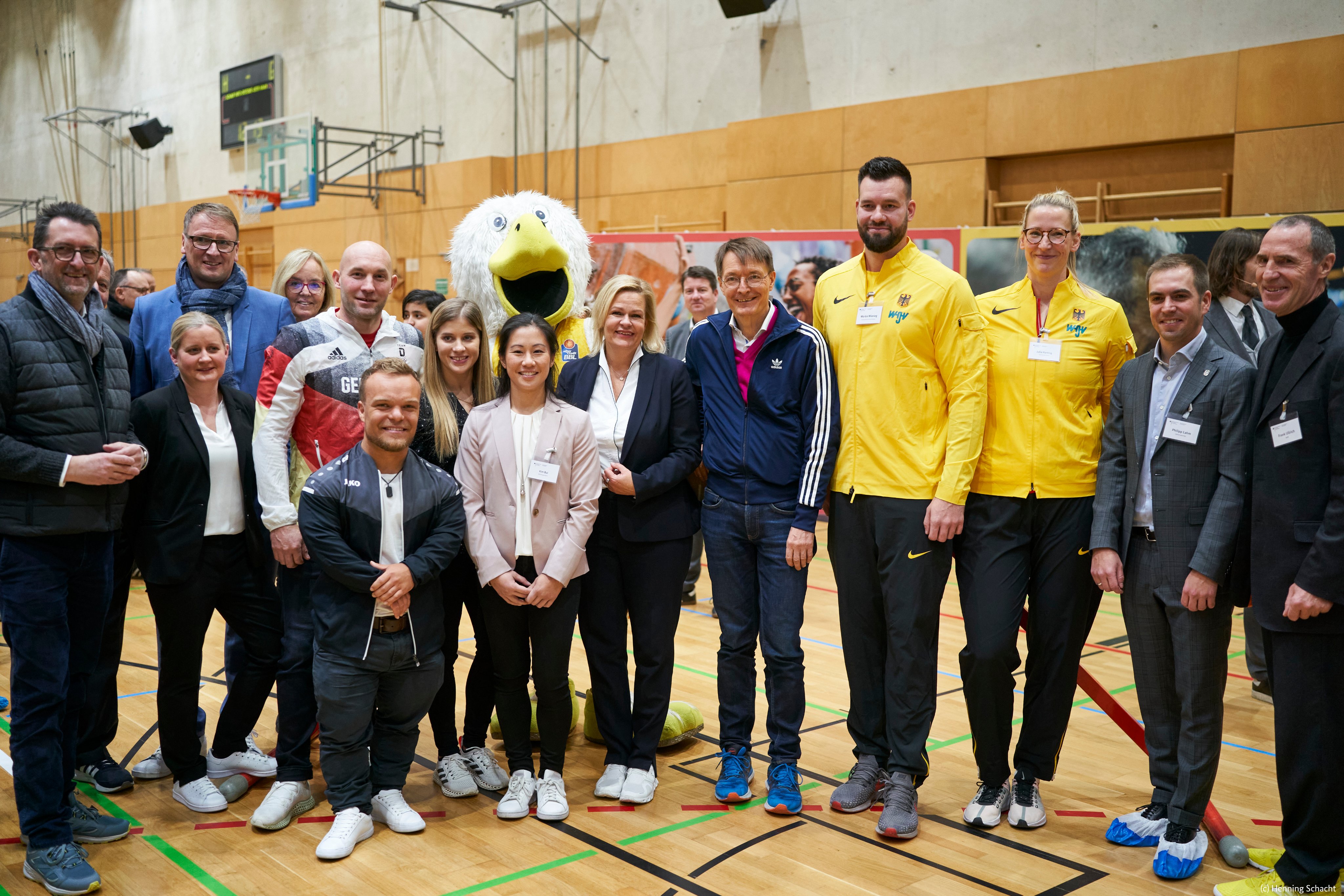 Nancy Faeser posiert gemeinsamen mit deutschen Spitzensportlerinnen und Spitzensportlern beim Bewegungsgipfel für ein Foto.