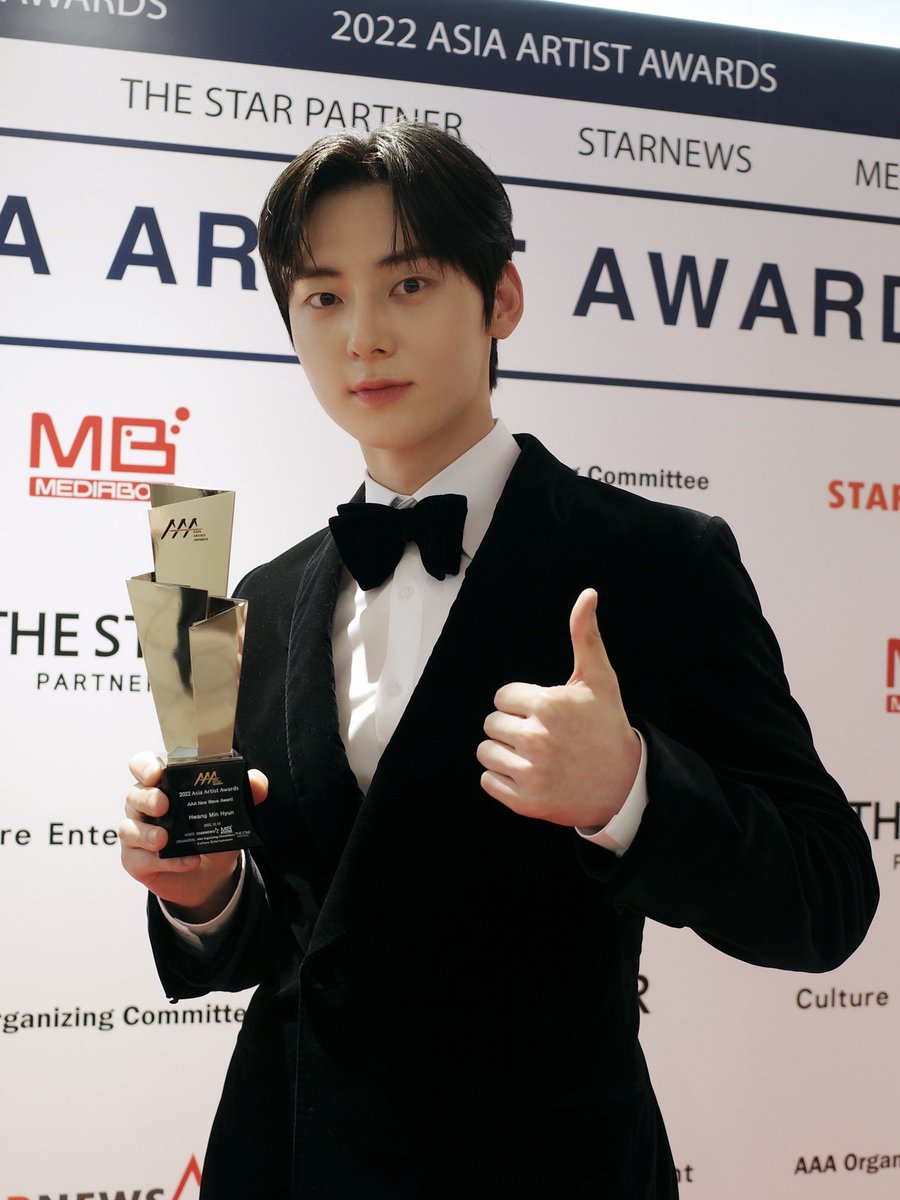MINHYUN_PLEDIS's tweet photo. [#Moment_H] 📸 

#2022AsiaArtistAwards
언제나 저와 함께 걸어주시는 
우리 황도들🧡 덕분에
값진 상을 받을 수 있었어요
2관왕 감사합니다!

앞으로 더 멋있게 성장할
황민현 🥰✨
많은 응원 부탁드립니다❣️
#황민현 #HWANGMINHYUN https://t.co/JQVuhiQEyD