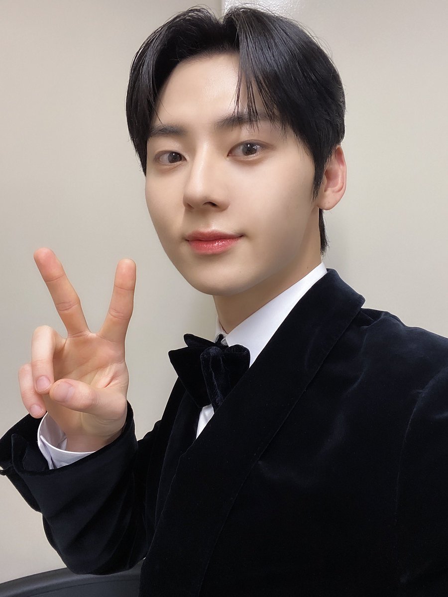 MINHYUN_PLEDIS's tweet photo. [#Moment_H] 📸 

#2022AsiaArtistAwards
언제나 저와 함께 걸어주시는 
우리 황도들🧡 덕분에
값진 상을 받을 수 있었어요
2관왕 감사합니다!

앞으로 더 멋있게 성장할
황민현 🥰✨
많은 응원 부탁드립니다❣️
#황민현 #HWANGMINHYUN https://t.co/JQVuhiQEyD