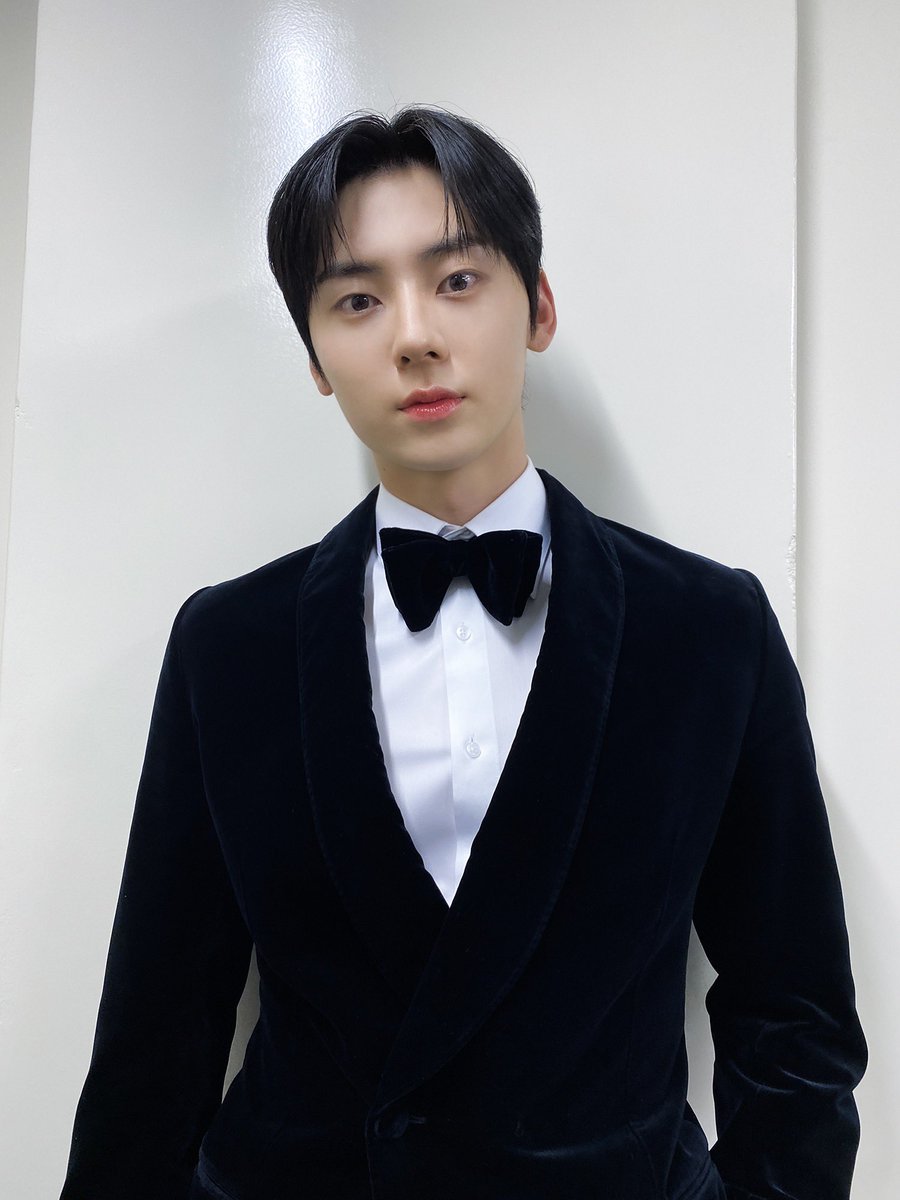 MINHYUN_PLEDIS's tweet photo. [#Moment_H] 📸 

#2022AsiaArtistAwards
언제나 저와 함께 걸어주시는 
우리 황도들🧡 덕분에
값진 상을 받을 수 있었어요
2관왕 감사합니다!

앞으로 더 멋있게 성장할
황민현 🥰✨
많은 응원 부탁드립니다❣️
#황민현 #HWANGMINHYUN https://t.co/JQVuhiQEyD