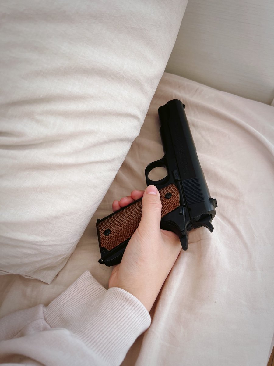 cochi_wan's tweet photo. 映画とかで見る枕の下に拳銃置いておくやつ
実際にやってみると想像の5倍くらいテンション上がる https://t.co/hWvJ7ufvnu