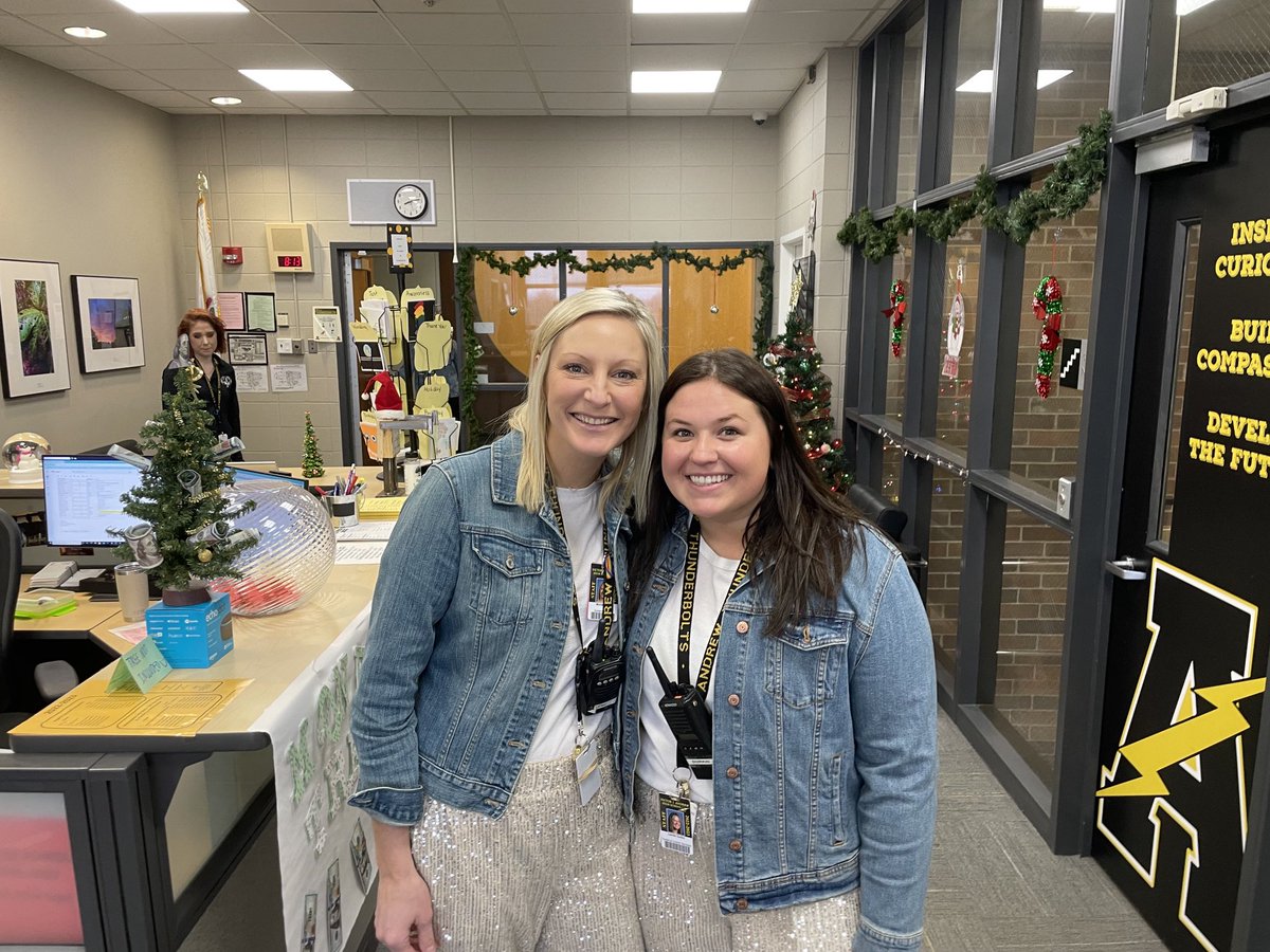 AndrewHS_d230's tweet photo. It is twins day!!  #boltup https://t.co/YeVGCBRH57