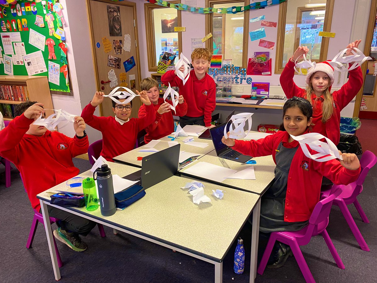 Llysfaen2023's tweet image. Tuesday afternoons are for Christmas decorations! 🎄🎅🏼 #6CP #EA #HW #LLC