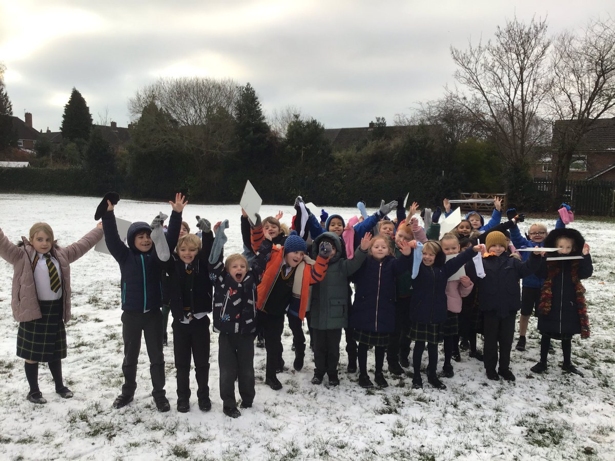 laceygreenpa's tweet image. Perfect weather conditions for our Science experiment! 2W have braved the snow and ice this morning, to carry out their own Science experiment ⛄️❄️#LGPAScience