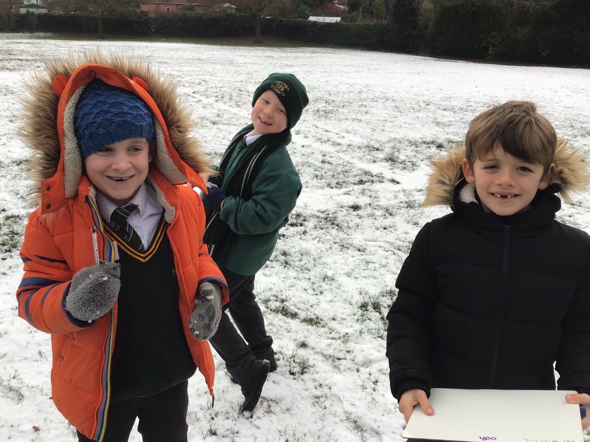 laceygreenpa's tweet image. Perfect weather conditions for our Science experiment! 2W have braved the snow and ice this morning, to carry out their own Science experiment ⛄️❄️#LGPAScience