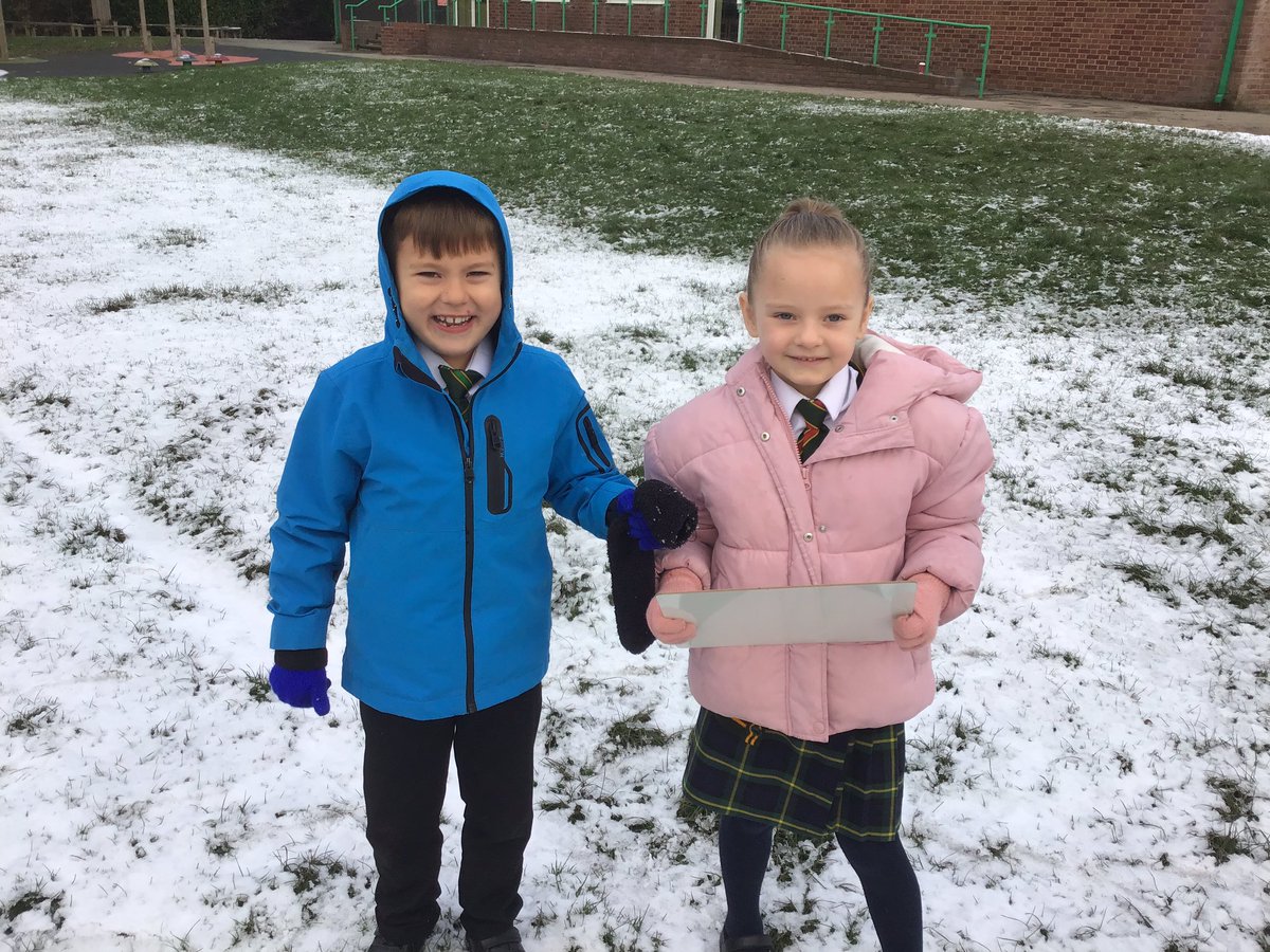 laceygreenpa's tweet image. Perfect weather conditions for our Science experiment! 2W have braved the snow and ice this morning, to carry out their own Science experiment ⛄️❄️#LGPAScience