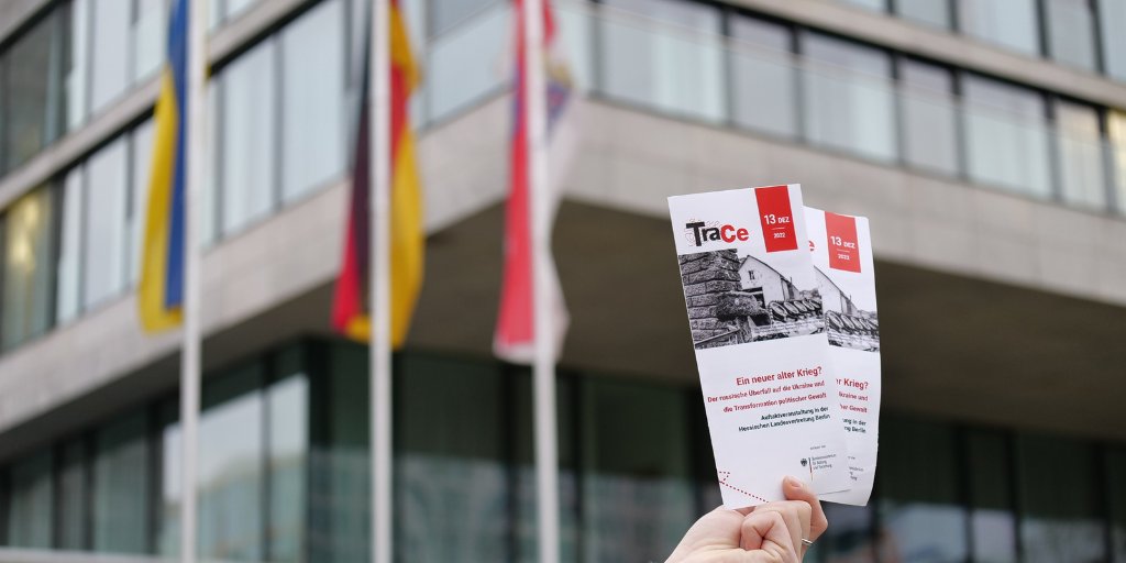TraCe_Violence's tweet photo. It’s a Wrap! Danke an alle Gäste für spannende Diskussionen zu #Transformationen politischer Gewalt & den erfolgreichen #TraCeKickOff.
Auf dem Rückweg freuen wir uns auf den Stream der #TraCe Lecture mit Judith Vorrath um 4.15 - wer ist noch dabei? 🚄 https://t.co/d8CegE4js6 https://t.co/98pUDhcjXf