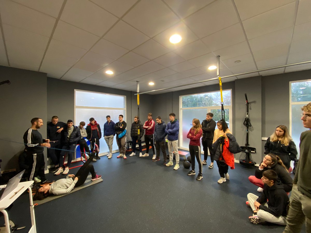 EUSES_Oficial's tweet photo. Molt agraïts al "Centre Reset: Salut i Entrenament" i en concret al readaptador i exalumne @Rai_pll per la sessió sobre el treball excèntric que ha dirigit als estudiants de 3r curs de CAFE 💪💪💪 

📲 Més informació a https://t.co/jvGBswML1r

#EusesTE https://t.co/d8jflSHNGG