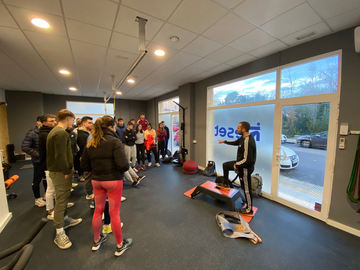 EUSES_Oficial's tweet photo. Molt agraïts al "Centre Reset: Salut i Entrenament" i en concret al readaptador i exalumne @Rai_pll per la sessió sobre el treball excèntric que ha dirigit als estudiants de 3r curs de CAFE 💪💪💪 

📲 Més informació a https://t.co/jvGBswML1r

#EusesTE https://t.co/d8jflSHNGG