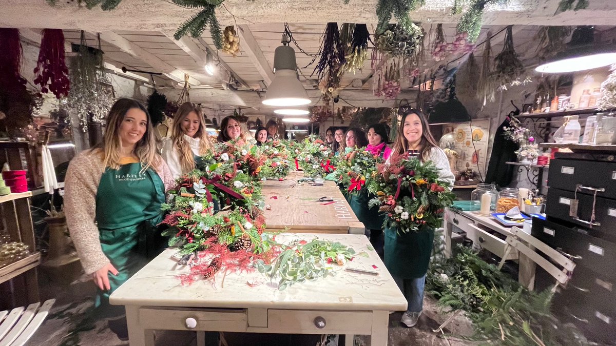 CICactualidad's tweet photo. Hemos decorado nuestra oficina con Coronas Navideñas creadas por nuestras compañeras en un Workshop especial organizado por Harvest🎄
 
En el taller, Roberto nos enseñó técnicas para crear coronas de navidad ¿Has visto que navideña nos ha quedado la oficina?  
 
#ESCIC #Navidad https://t.co/yDZeke9dxC