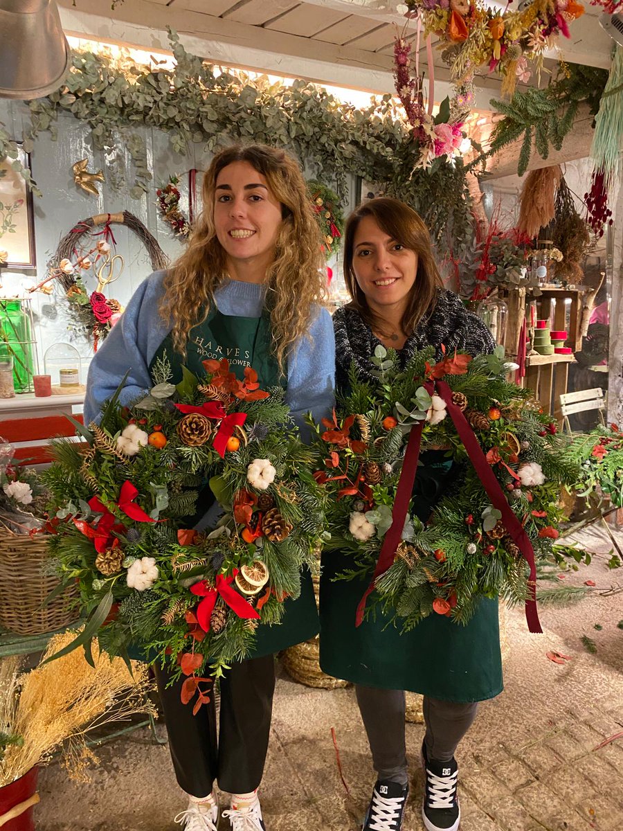 CICactualidad's tweet photo. Hemos decorado nuestra oficina con Coronas Navideñas creadas por nuestras compañeras en un Workshop especial organizado por Harvest🎄
 
En el taller, Roberto nos enseñó técnicas para crear coronas de navidad ¿Has visto que navideña nos ha quedado la oficina?  
 
#ESCIC #Navidad https://t.co/yDZeke9dxC