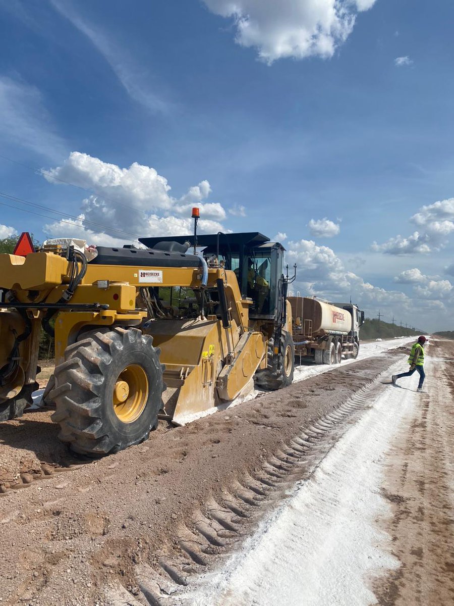 RutaDeLaLechePy's tweet photo. Así recibe el Lote 1 a cargo del Consorcio Vías de Occidente, al último mes del año 2022, con “alfombra blanca”, imágenes del inicio de suelo cal en obra del frente Heisecke, de esta manera continúan los avances en “la Ruta de la Leche”. 
@el_BID @mopcparaguay https://t.co/oK5QTehJBf