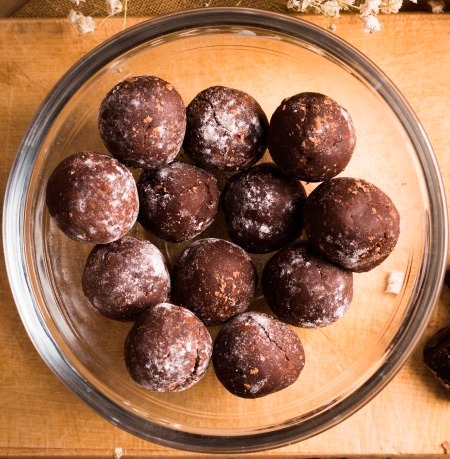 bcHemanth's tweet photo. Choco Brownie Energy Balls Recipe-Quick, Easy, No Bake Recipe For Kids-100% Vegan, Gluten Free, Protein Packed
https://t.co/uMzTWOjEqX
 #cookyourmeal #chocolate #chocobrownie #healthyfood #veganfood #glutenfree #glutenfreefood #glutenfreevegan #kidsfriendly #protein #proteinfood https://t.co/okBMLvk3Q3