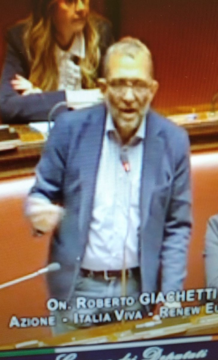 Giachetti, tu che invochi rispetto per il Parlamento, comincia a vestirti a modo invece di rimproverare Meloni per 20 minuti di ritardo