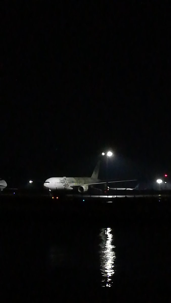 moon_rain_r's tweet photo. ベベタン🧡またいつかね🙋🏻♀️
べべタン🧡✈またね🧡👋いつか絶対逢えますように🙏🌠
#BB8 #JA789A #Boeing777381ER #ANA #AllNipponAirways #全日空 #STARWARS #スターウォーズ #STARWARSPROJECT #ANASTARWARS™PROJECT #MayTheForceBeWithYou #HDN
#羽田空港 #Diary https://t.co/FkY3iS0Nix