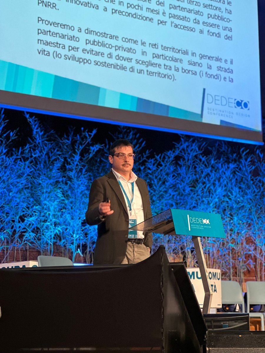 𝐎 𝐋𝐀 𝐁𝐎𝐑𝐒𝐀 𝐎 𝐋𝐀 𝐕𝐈𝐓𝐀 
Inizia la seconda sessione di #DEDECO22 con uno speech che entra nella profondità del tema 𝐑𝐞𝐭𝐢.
Diamo il benvenuto a 𝐌𝐀𝐓𝐓𝐄𝐎 𝐍𝐄𝐆𝐑𝐈𝐍, Direttore Fondazione Piemonte dal Vivo. 
#maneggiareconcura