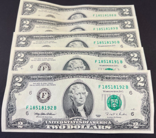 CavalierCoins's tweet photo. Live now on our auction ending this Sunday, 18th December. USA Sequential $2 Banknotes (5 Notes) immaculate.
https://t.co/ZIKODhMYJU
#usa2dollar #usa #money #sequentialbanknotes #travel #papermoney #worldbanknotes #usabanknotes #collectible #banknotedealers #numismatics https://t.co/4bBn4LEaDg