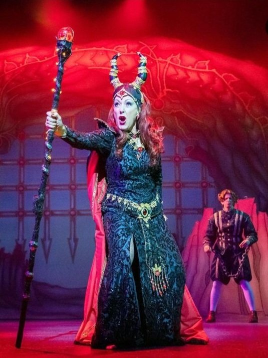 MsJoanneHeywood's tweet image. I have rather fabulous costumes as "Vanity Vainglory". Captured beautifully by @RoblingPix 📸
#PantoVillain 😈 #LoveMyJob Mwahahahahahaha 🎭