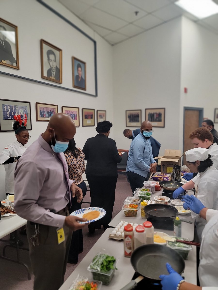 pcps_va's tweet photo. Thanks a brunch (Dad joke 😂) to our awesome @wave_culinary students for whipping up breakfast 🍳 for our principals and school board office team. Let’s toast 🍞to a beautiful day! https://t.co/rpHAkh03GY