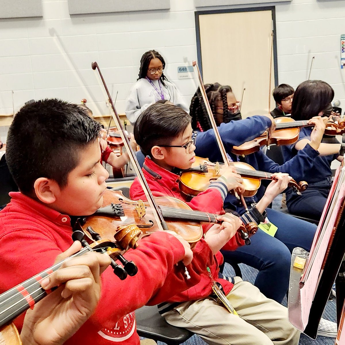 MIS_Strings's tweet photo. Winning with posture. # MillerMAVS #AliefFineArts https://t.co/qEATvXCUyN