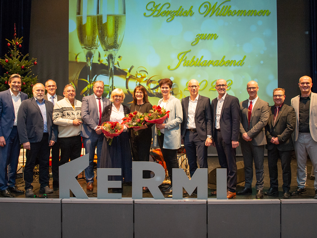 kermi_gmbh's tweet photo. Bei 163 unserer Mitarbeiter/-innen dürfen wir uns zum Jahresende für ihr langjähriges Engagement bedanken. Seit über 25 Jahren haben sie ihr berufliches Zuhause bei uns gefunden – einige wie hier im Bild sogar seit 40 bzw. 45 Jahren. ❤-lichen Dank für euren Einsatz! #kermi https://t.co/jj8uyD1Ws4