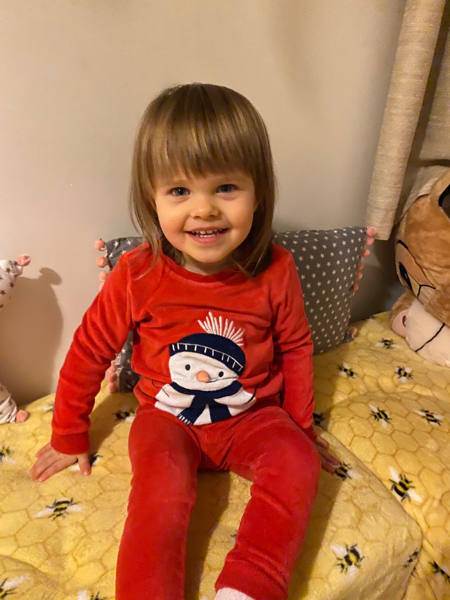 My daughter said to me this morning: 'Daddy, why would people buy derivative, reheated shlock about sausage rolls when you have not one but TWO original banging Christmas choons out?'
#LadBaby #DidntHappenOfTheYear

youtu.be/lW4JDDBHnQA