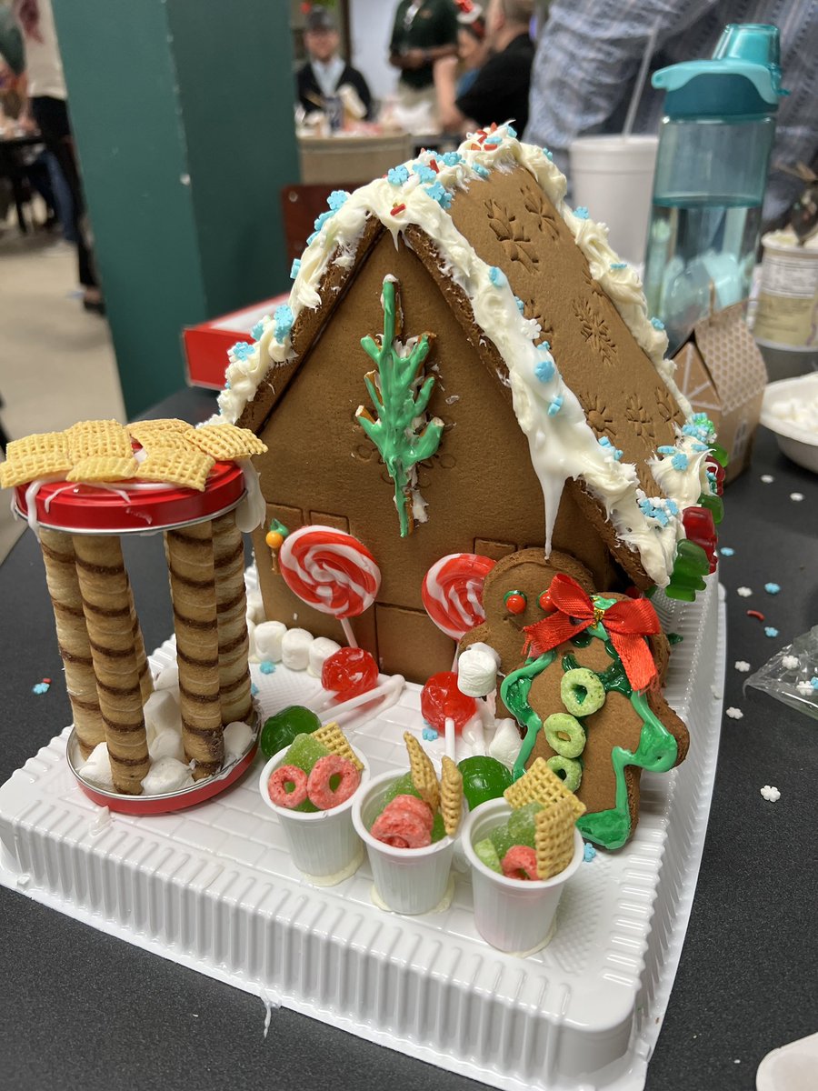 ShannonOliviero's tweet photo. Always winning #teamftb!
@FeedingTampaBay #MerryChristmas ♥️🎄 https://t.co/l6YKU9eYmv