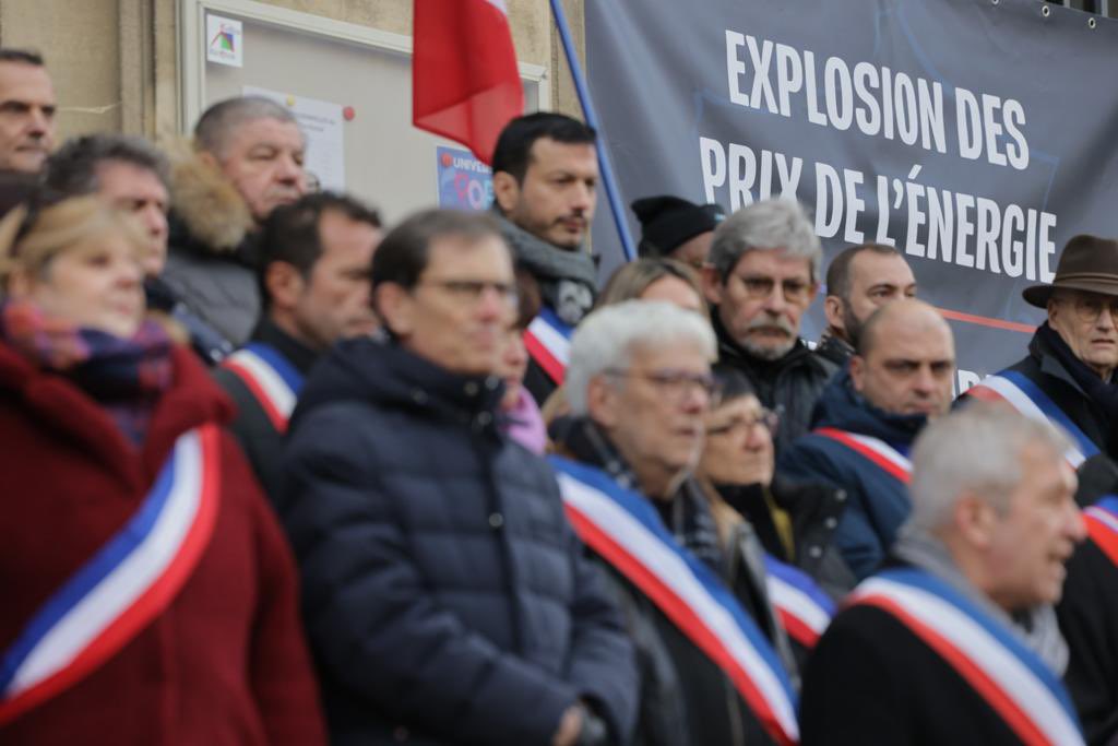 Les maires du Val-de-Marne <a href="/Assomaires94/">Assomaires94</a> rassemblés au Kremlin-Bicêtre font entendre leur colère face à l’inaction du <a href="/gouvernementFR/">Gouvernement</a>. Les #mairies et leurs services publics sont en première ligne pour protéger les Français. Il est urgent qu’elles soient aidées !