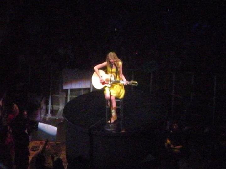 caitmwalters's tweet photo. HBD @taylorswift13 👑 https://t.co/2hRpj40f5c