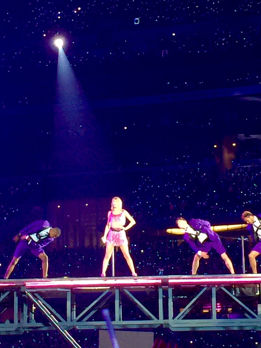 caitmwalters's tweet photo. HBD @taylorswift13 👑 https://t.co/2hRpj40f5c