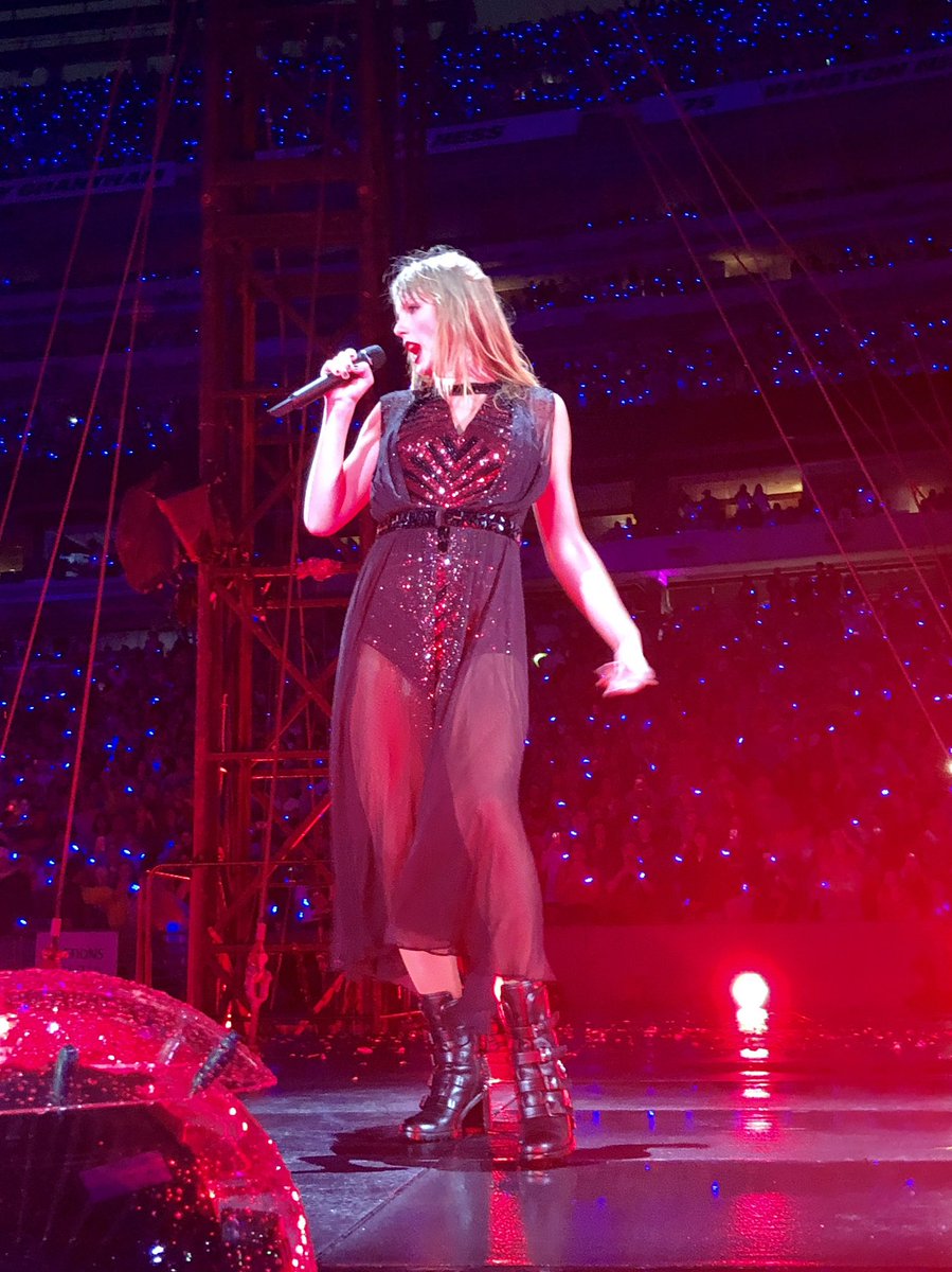 caitmwalters's tweet photo. HBD @taylorswift13 👑 https://t.co/2hRpj40f5c