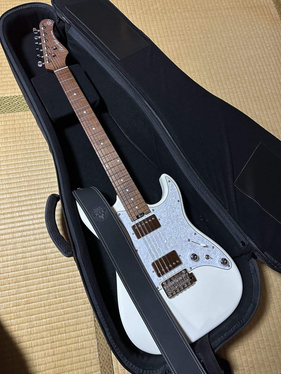gennavi_dr's tweet photo. ディバイザーさんからRSMのノベルティストラップ届いたぁ😁🎶🎶
ちょ〜嬉しくて、すぐGIN-FORCEに装着してみました🤣🎶🎶
そして、勢いでねこだまり工房さんのギターケースもJTとオソロにしちゃったぁ😁🍀🍀
#ディバイザー
#ローステッドメイプル
#ginforce
#headway
#WAVE1
#ヨメトオレ https://t.co/vHMmIp4I5a