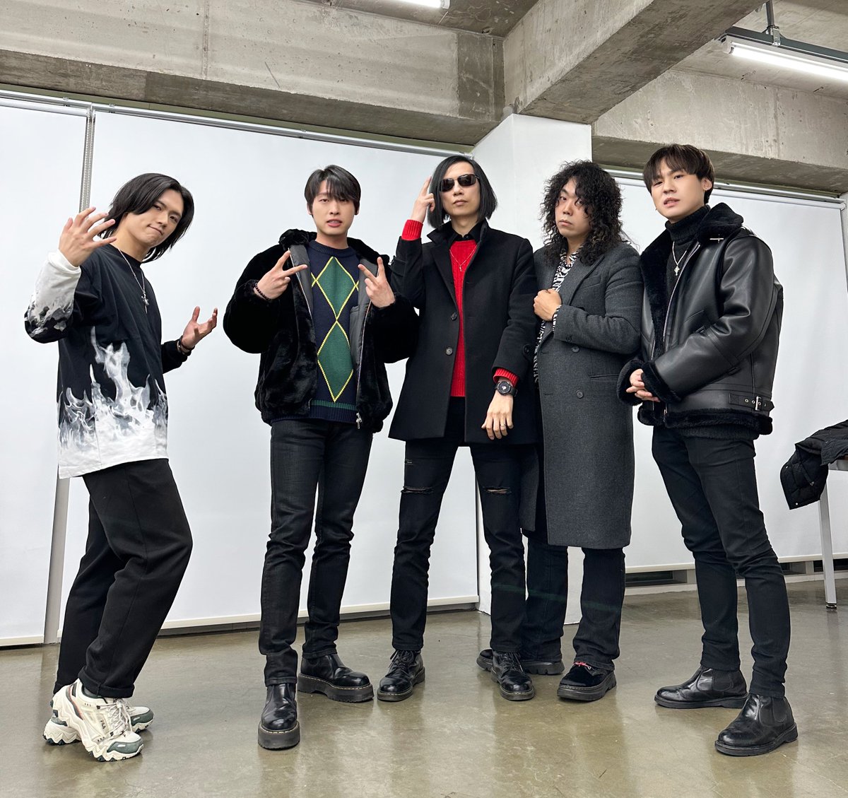 언제나 따뜻하게 반겨주시는 팬분들과 함께할 수 있어서 행복한 크랙실버❣ 늘 든든하게 있어주셔서 감사드리며 추운 날씨가 계속된다고 하니 모두 감기 조심하세요❄🤍

#크랙실버 #CraXilver