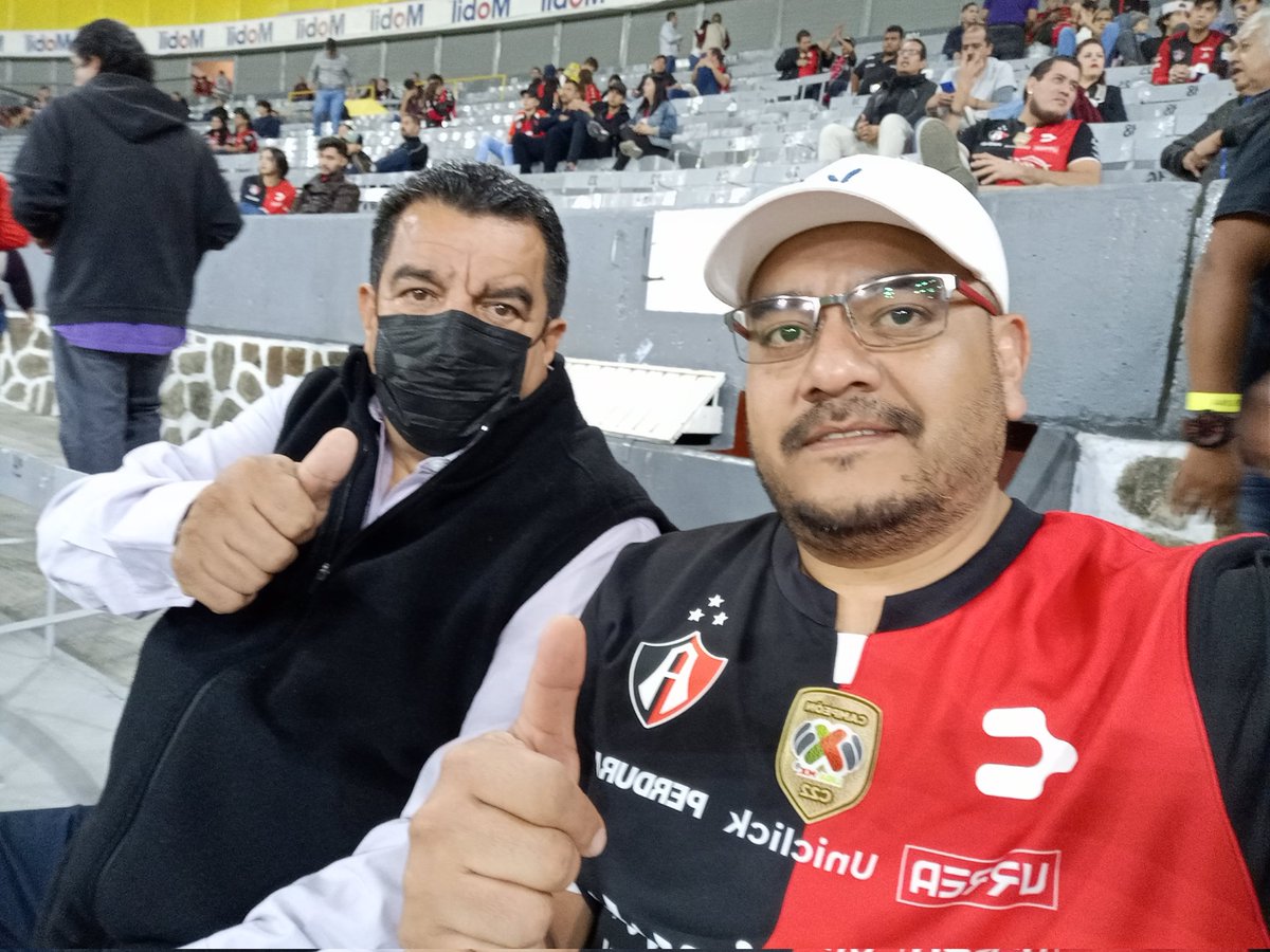 ogomeze's tweet photo. Disfrutando del poderoso @AtlasFC con mi señor padre @Roberto54751443 👍🏼🫱🏼‍🫲🏽 https://t.co/Sco4DXC5d8