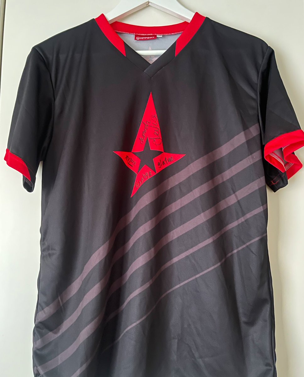 Want an <a href="/AstralisCS/">Astralis Counter-Strike</a> - shirt signed by <a href="/dev1ce/">Nicolai Reedtz</a> <a href="/dupreeh/">Peter Rasmussen</a> @gla1ve_csgo <a href="/Xyp9x/">Andreas Højsleth</a> &amp; <a href="/KjaerbyeCS/">KJAERBYE</a> from the Atlanta major 2017 &amp; make a difference? Check out my #mh22 post at <a href="/Tradera/">Tradera</a> and bid bid bid - tradera.com/item/574554435 👇🏼 

Every 💸 goes to charity: sverigesradio.se/artikel/musikh…

👕M
🚢🇪🇺