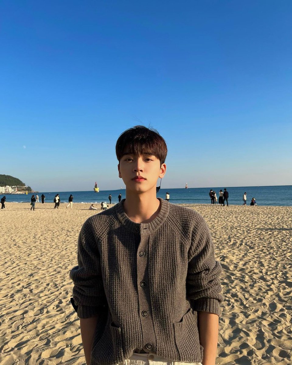 Omega_X_Spain's tweet photo. [#HYUK]

¡Fui a Busan con Jaehan hyung!

El clima era agradable en ese entonces, pero hace mucho frío estos días.🥶
Así ForX tened cuidado con el frío y abrigaos.💕

#OMEGA_X #오메가엑스 #혁 #HYUK https://t.co/ss4YTy6rZt