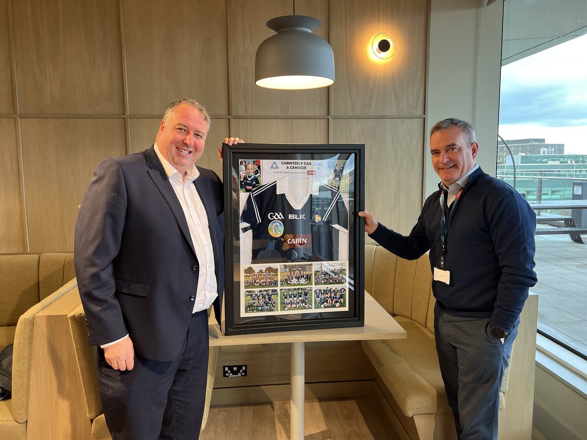 Chairman Barry Rojack was delighted to present Fergus McMahon of @CairnHomes with a framed @cabinteelygaa jersey in recognition of the renewal of their juvenile jersey sponsorship for 2023. Many thanks to great partners on and off the pitch! 😁