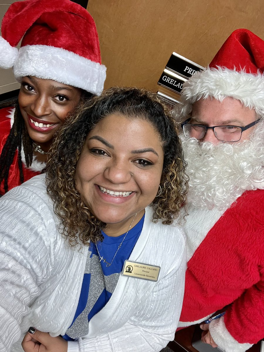 grelauris's tweet photo. It’s Team Day today and Mr. and Mrs. Claus understood the assignment 🎄 #DecemberDaysofJoy #LoveOurPeople #ElementarySchoolThings https://t.co/vPmXhLtlen