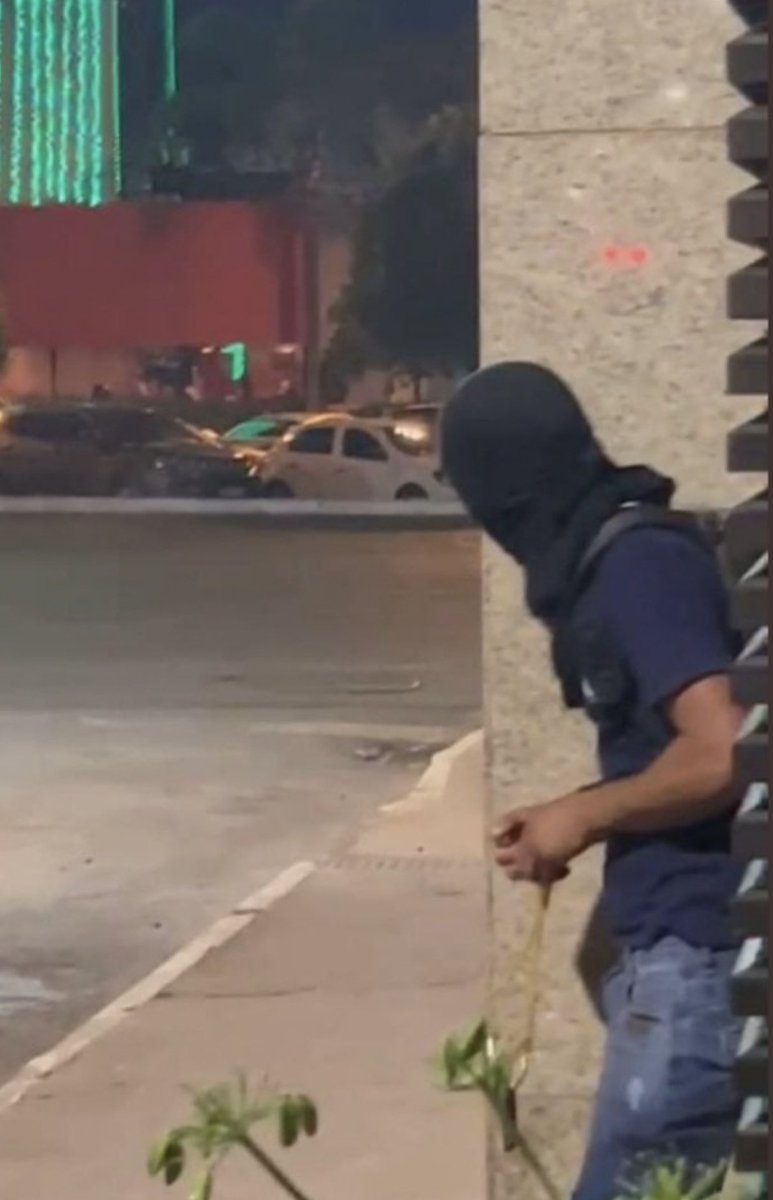 delegadoramagem's tweet photo. É fácil diferenciar familiares pacíficos de todas as idades, com as cores do Brasil, destes vagabundos terroristas. Só a mídia manipuladora que não consegue. Infiltrados para violência e caos. Canalhas tentarão se aproveitar da situação. É claramente o bem contra o mal. https://t.co/0OpKzYqwPY