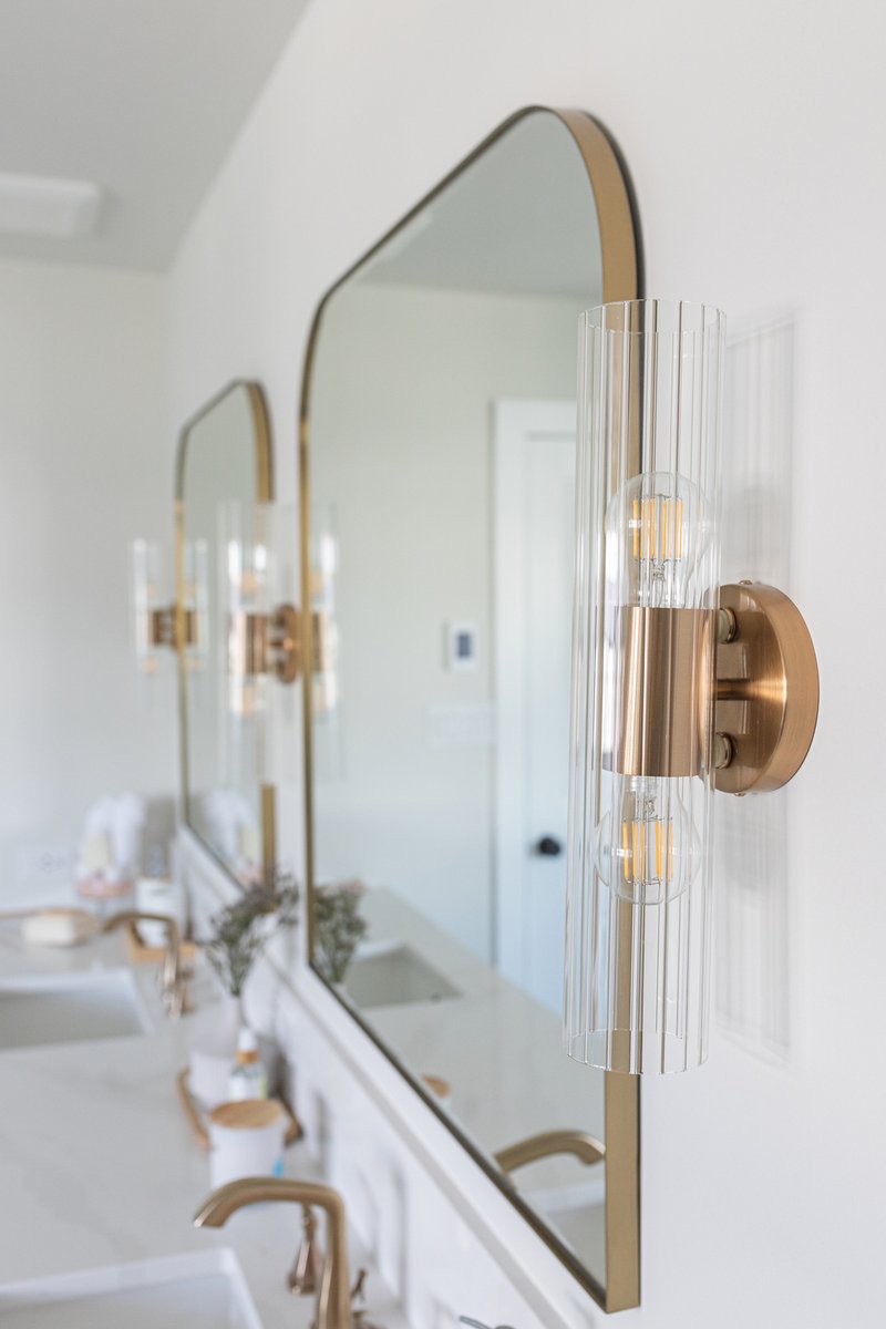 These sconces are everything ✨
.
.
.
Material Selections by <a href="/koda/">こだちゃん@サラリーマンから副業起業への道</a>.interiors
Design Layout by @maginterior.design
Build by @strongcreations.ca
Photography by @taniablakephotography
⠀⠀⠀⠀⠀⠀⠀⠀⠀
#BathroomReno #BathroomRemodel #MasterBathroomDesign #OttawaRenovation