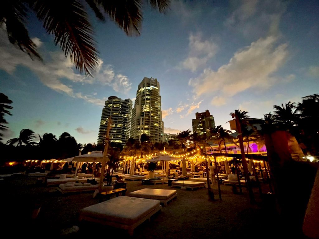 Ja’dan Johnson (@jdanjohnson) on Twitter photo Remember snapping these pictures 💪🏾 Seeing these happy hours grow from 5 of us on the beach to over 20k attendees.
<a href="/chrisadamo_/">Chris Adamo (Miami 🦩 🦩 )</a> & <a href="/soulafloat/">Natalia MK</a> on that legendary vibe ✨☀️ Remember snapping these pictures 💪🏾 Seeing these happy hours grow from 5 of us on the beach to over 20k attendees.
<a href="/chrisadamo_/">Chris Adamo (Miami 🦩 🦩 )</a> & <a href="/soulafloat/">Natalia MK</a> on that legendary vibe ✨☀️