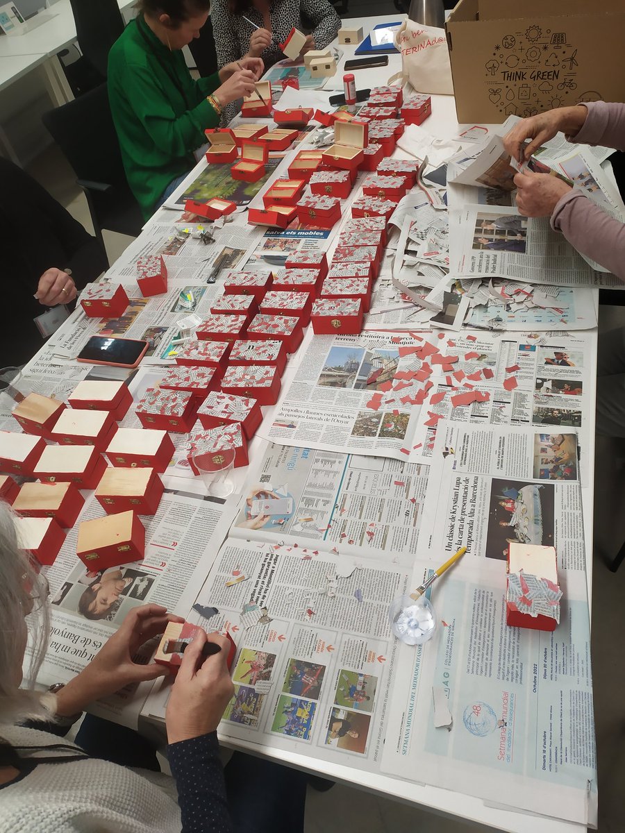 Gen_Talent's tweet photo. 2n dia del taller acabat! Anem fent capsetes, amb una mà de pintura vermella i una capa de découpage, aprofitant els diaris endarrerits.
Demà, el darrer dia de taller a la #gencatGirona!

➡️ Dijous 15 de desembre, al matí, al #ptgeAristidesMaillol, col•laboreu amb #LaMaratóTV3 https://t.co/YqCoR3H6xo