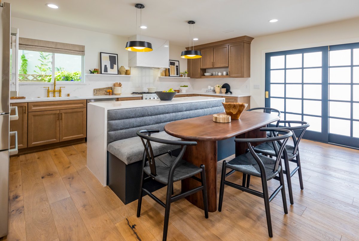 PropertyBrother's tweet photo. Did you love last night's re-𝓶𝓸𝓭𝓮𝓵 with @CindyCrawford on #CelebIOU? We helped Cindy surprise her best friend Sarah with a luxurious kitchen, a modern family room, and a beautiful updated entryway. Design details → https://t.co/mAWH0pcfz3 #InsideTheDesign #PropertyBrothers https://t.co/odMkDdTZKp