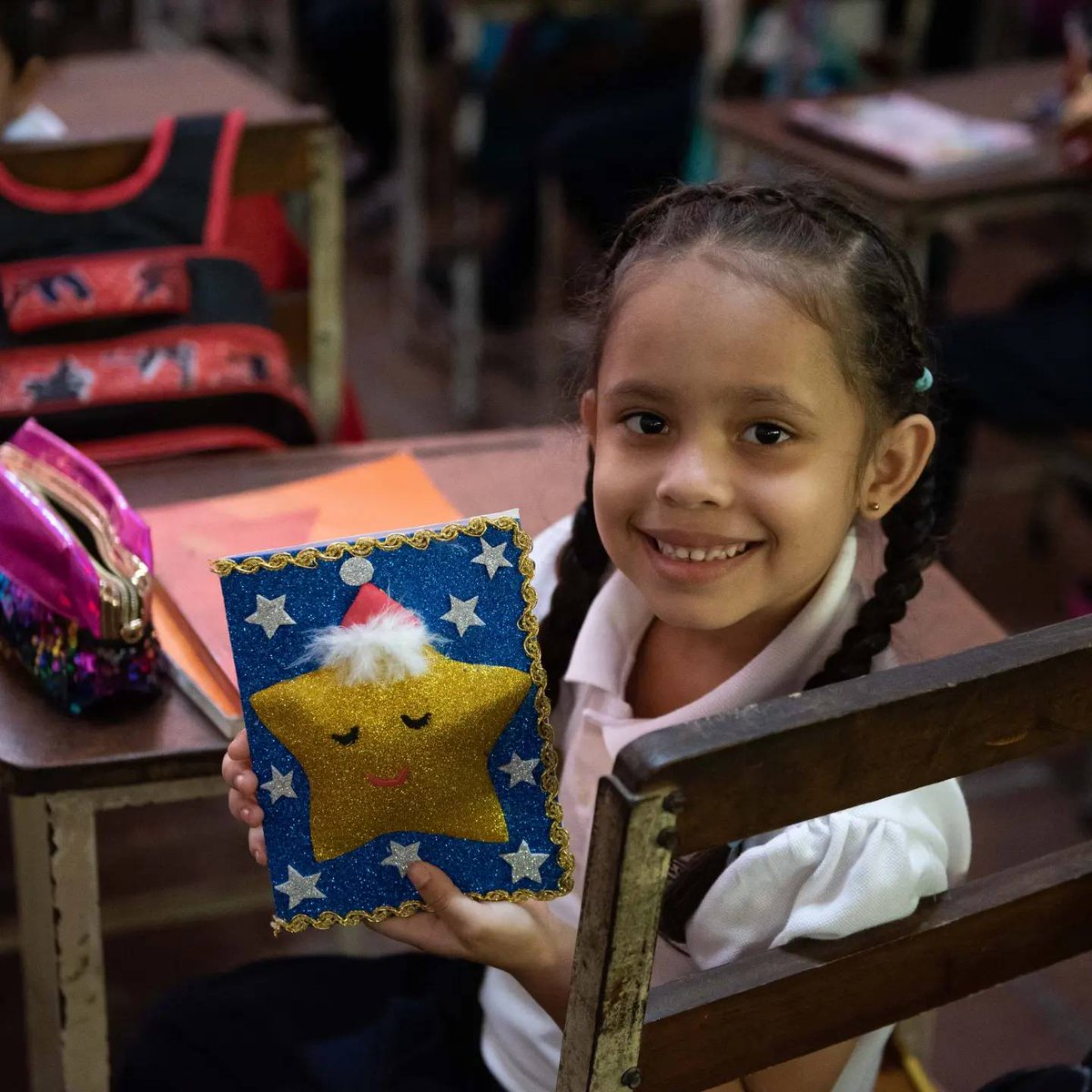 ADSmundial's tweet photo. Se acerca la Navidad 🎄 y el árbol de Navidad del Centro Mamá Margarita en Venezuela ya luce las estrellas 🌟 con el mensaje de los corazones de nuestros estudiantes en Petare, Venezuela 🇻🇪. 

Y tu corazón, ¿cómo se prepara para esta Navidad? 💝 https://t.co/rRGBVjILrK