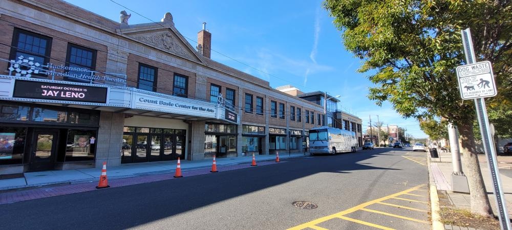 SenatorsCoach's tweet photo. Just hanging out in Red Bank, NJ for the day. 📷: Dave Huseman #tour #tourbus #newjersey #concerts #concertindustry https://t.co/5SqA3E9nMS