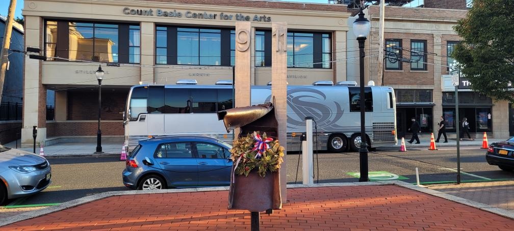 SenatorsCoach's tweet photo. Just hanging out in Red Bank, NJ for the day. 📷: Dave Huseman #tour #tourbus #newjersey #concerts #concertindustry https://t.co/5SqA3E9nMS