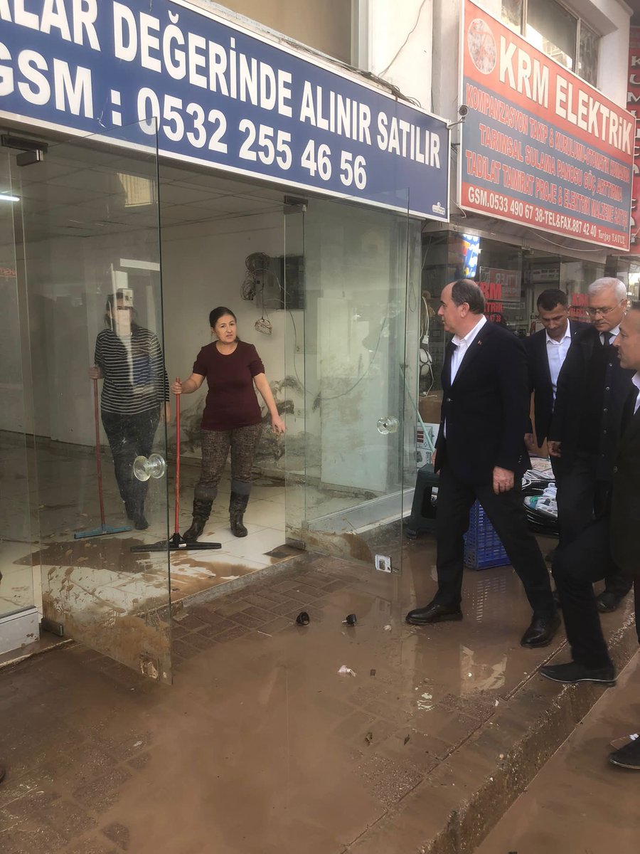 AlaattinCakir07's tweet photo. Sel felaketi yaşayan ilçelerimizde incelemelerde bulunduk.
Koordinasyon merkezinde geçmiş olsun dileklerimizi ilettik.Şehir merkezinde selden zarar gören esnaflarımızı ve çiftçilerimizi ziyaret ettik ve geçmiş olsun dileklerimizi ilettik!
#Kumluca
#Finike
#Demre https://t.co/JF7v6QUkYe